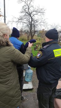 Strażnicy miejscy wraz z pracownikami MOPS w Stargardzie udzielają wsparcia osobie bezdomnej