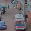 Ambulans oraz strażnicy miejscy rozmawiający ze świadkami.