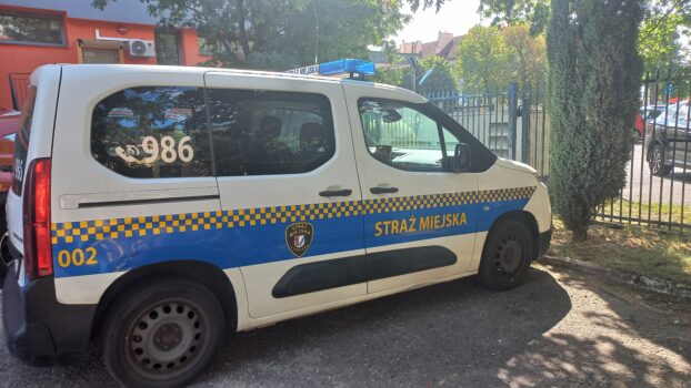 Widok z prawego boku oferowanego samochodu Citroen Berlingo.