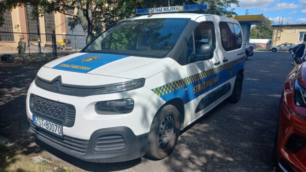 Widok z przodu i lewego boku oferowanego samochodu Citroen Berlingo.